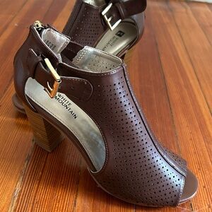 Size 7 white mountain heeled sandals